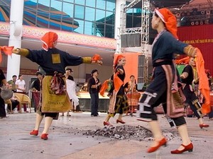 Своеобразный праздник танцев представителей группы Красных Зяо - ảnh 2